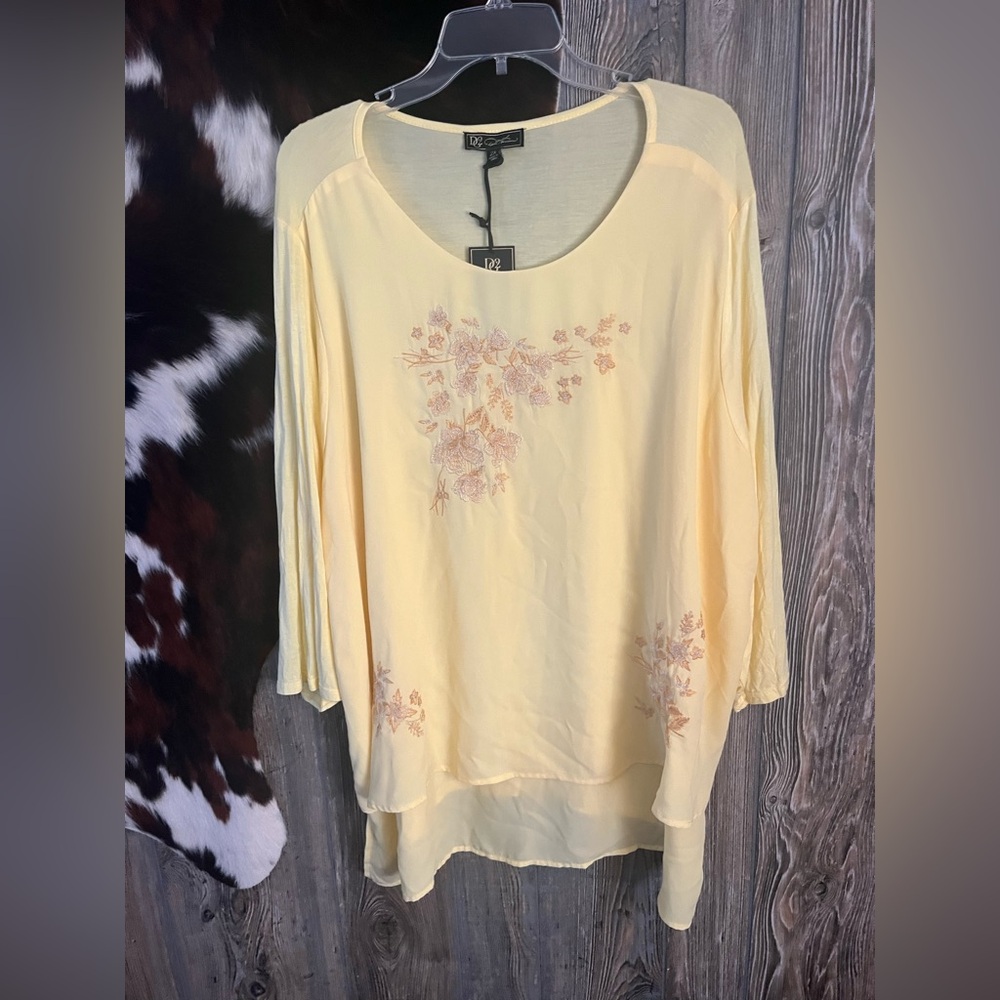 New with tags DG2 by Diane Gilman size 2X light yellow with floral embroidery